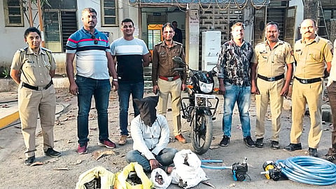 Jalgaon: Assistant Inspector Kishore Pawar with the team to catch the thief