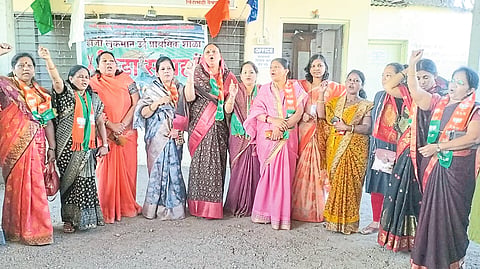 Dhule: Protesters of BJP Mahila Morcha protesting on Tuesday regarding the dispute between the headmistress and teachers