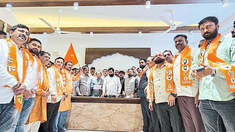 Chief Minister Eknath Shinde along with Secretary Bhausaheb Choudhary, MP Hemant Godse, Naresh Mhaske, Metropolitan Mayor Praveen Tidme, Raju Lavate etc. welcomed the entrants to Balasaheb's Shiv Sena.