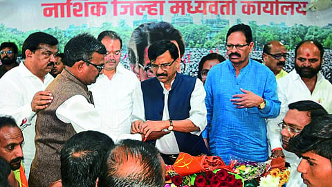 MP Sanjay Raut tying Shiv Bandhan to Shiv Sena entrants. Neighbors Baban Gholap, Sunil Bagul, Vijay Karanjkar, Sudhakar Badgujar etc