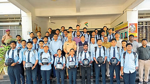 Jalgaon: RTO Shyam Lohi while distributing helmets to students in Government Engineering College. Neighbor Principal Dr. G. M. Malwatkar etc