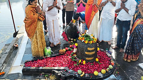 Praveen Jadhav and others doing Mukteshwari Laghurudra