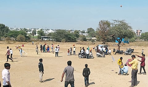 बालगोपाळांनी लुटला पतंग उडविण्याचा आनंद