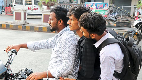The youth stopped at the spot as they saw that action was being taken against those who violated the traffic rules in the city.