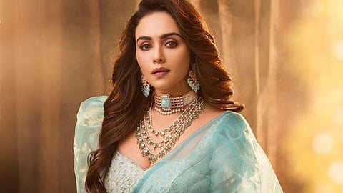 Amruta Khanvilkar won best actress award in maharashtracha favourite kon  
