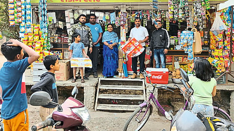 Jalgaon: Officers raising public awareness in grocery shops by Wildlife Protection Organization against Nylon Manja