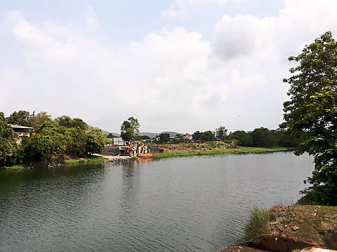 पाताळगंगा नदीत स्‍फोट घडवून मासेमारी