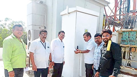 Municipality team while sealing mobile tower in Dhule Railway Station Road area
