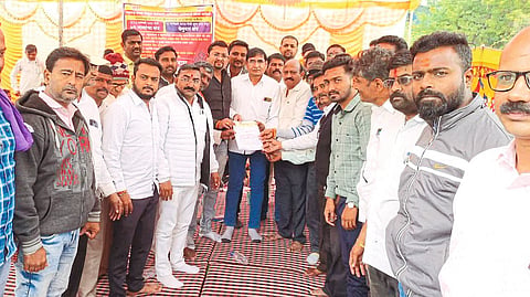 Engineers and employees of Mahavitran while giving statement of demands.