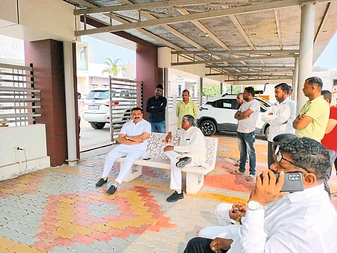 Rajwad (Parola): Ex-MLA Shirish Chaudhary during the meeting of former MLA Krishibhushan Sahebrao Patil
