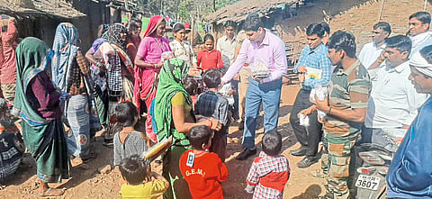 Jalgaon: District Collector Aman Mittal and dignitaries while distributing warm clothes, goods and nutritious food to the tribal brothers, women and children in the remote padas of Satpura