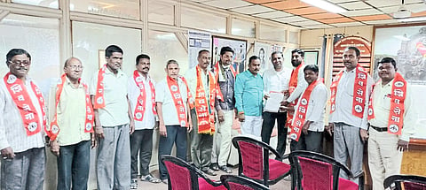 Jalgaon: Shiv Sena Division Chief Vijay Bandal and Shiv Sainik giving a statement to Leader of Opposition Sunil Mahajan regarding road work in Shivaji Nagar