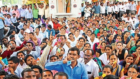आंदोलनात सहभागी शिक्षक. 