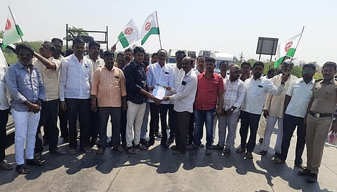 swabhimani rasta roko protest injustice against farmer solapur
