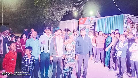 Shubhangi Ahire of the army is welcomed by the citizens in jubilation after completing the training period and returning to the village.
