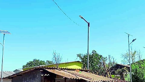 Nashik News : आदिवासी नागरिकांना सापडली प्रकाशाची वाट.. 