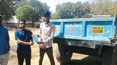 Divisional Sanitation Inspector Sunil Shirsat while taking punitive action against the contractor of Municipal Construction Department.