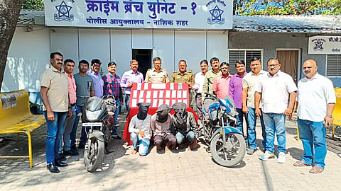 City Crime Branch Deputy Commissioner Prashant Bachhav along with four suspects of mobile snatching