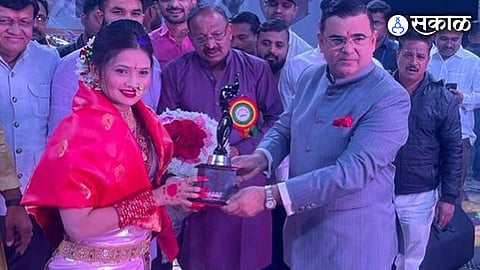 Gautami Patil honored khandesh kanya award by jaykumar rawal