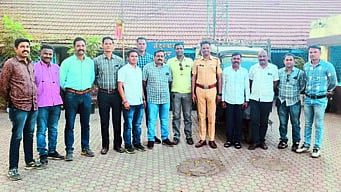 Police Inspector Ravindra Kalamkar of Nandurbar City Police Station and his team along with the seized report.
