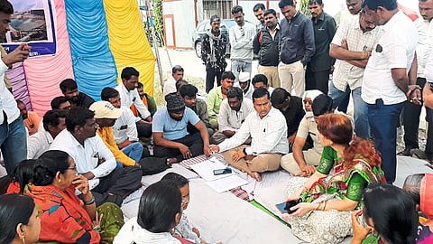 Tehsildar Pramod Phe, Director Meenal Verma, Police Inspector Nitin Khadangle etc. while discussing with the fasting villagers.