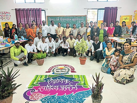 डुंबरवाडी येथे शैक्षणिक साहित्य प्रदर्शन