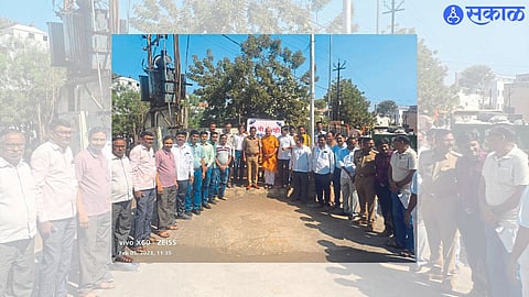 Amalner: At the inauguration ceremony of CCTV cameras, Dr. Anil Shinde, Branch Manager of Union Bank Shrikant Bhusare, Deputy Superintendent of Police Rakesh Jadhav, Uday Patil etc