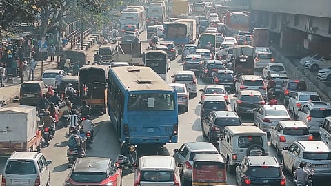 traffic jam in Hadapsar due to closure of flyover traffic pune police