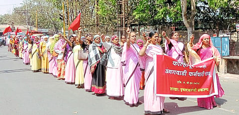 अंगणवाडी कर्मचाऱ्यांचा इचलकरंजीत मोर्चा