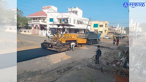 Shahada: In Vijayanagar area of ​​the city, the work of asphalting has been stopped by the citizens alleging that the substandard work is being done.