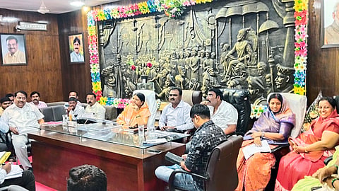 Mayor Pratibha Chaudhary speaking at the water issue meeting