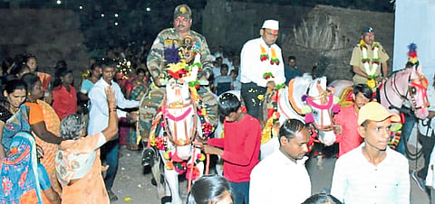 सुकलवाडी येथे सेवानिवृत्त अधिकाऱ्यांची मिरवणूक
