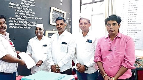 Members of the Pension Sangharsh Coordinating Committee giving a statement of demands to Teacher MLA Kishore Darade.