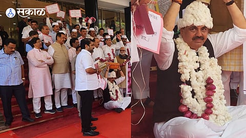 Maharashtra Budget Session:  शेतकऱ्यांच्या प्रश्नावरून विरोधक आक्रमक; गळ्यात कांदा, कापसाची माळ घालून आंदोलन