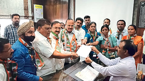 The Congress delegation while giving a statement to the commissioner 