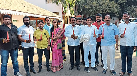 Shiv Sena Thackeray group protested Chief Minister Eknath Shinde and Guardian Minister Gulabrao Patil