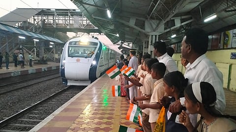 Vande Bharat train enthusiastically welcomed in Dapodi  