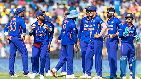 ind vs aus-3rd-odi-dog-entry-in-stadium-match-stopped-for-some-time-watch-video india vs australia cricket news in marathi  