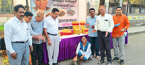Municipal Commissioner Vidya Gaikwad while starting garbage collection by Nanasaheb Dharmadhikari Foundation. 