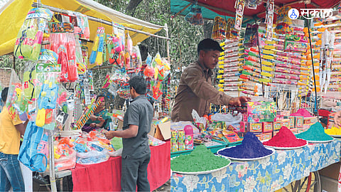 Shops lined with paint and sprayers in the bazaar. and Citizens while buying colors sold in the market.