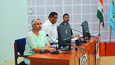 Vice Chancellor Lieutenant General (retired) Dr. Dignitaries including Madhuri Kanitkar.