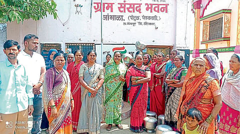 गावात सध्या मोठ्या प्रमाणात पाण्याची टंचाई