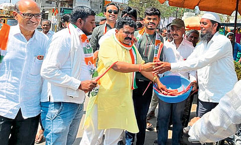 Pachora Congress distributed carrots in protest against the state government showing carrots to people through  budget jalgaon news