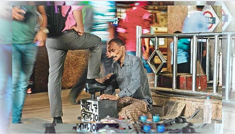 mumbai Railway shoe polisher 