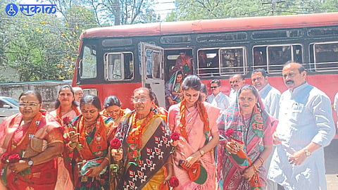 To welcome Mahila Samman Yojana, BJP Zilla Parishad office bearers and members reached the Zilla Parishad by traveling by ST bus.
