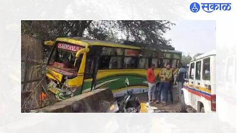 Young bike rider killed in collision with bus after crossing divider trimbakeshwar nashik news