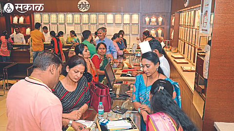 Crowd of customers to buy gold in peacock ornaments