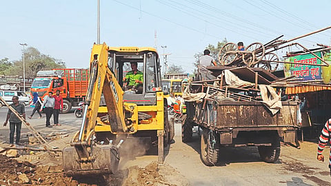 Municipal and police administration while carrying out encroachment campaign from Vinchur Chauphuli to Indranil corner.
