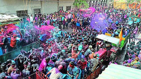 Yevlekar participated occasion of Rangpanchami.