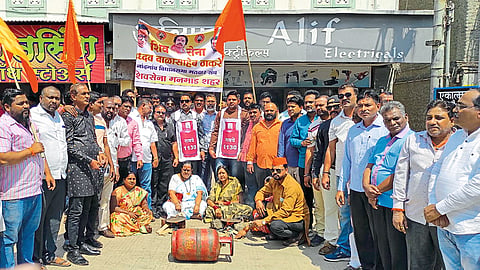 Protest by Thackeray group to protest against gas cylinder price hike nashik news